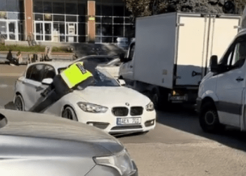 Șoferul BMW-ului care a târât un polițist pe capota mașinii, escortat la inspectorat: Ce spun oamenii legii