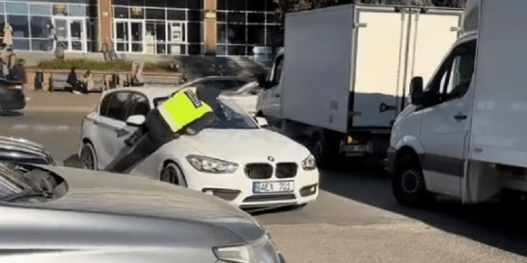 Șoferul BMW-ului care a târât un polițist pe capota mașinii, escortat la inspectorat: Ce spun oamenii legii