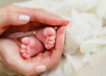 S-au grăbit să vadă lumina zilei: O tânără mămică a născut acasă, iar alta a adus bebelușul pe lume chiar în ambulanță