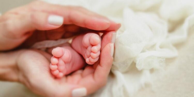 S-au grăbit să vadă lumina zilei: O tânără mămică a născut acasă, iar alta a adus bebelușul pe lume chiar în ambulanță