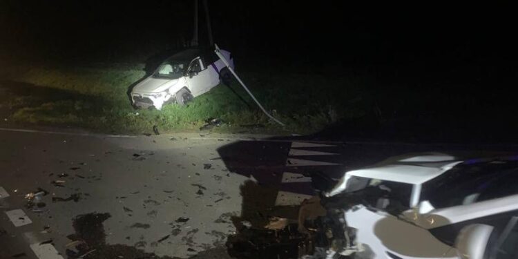 Un Renault și o Toyota, grav avariate, după ce s-au lovit frontal, la Strășeni. Poliția și ambulanța, la fața locului