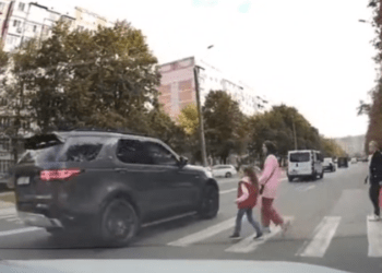 La un pas de tragedie: O mamă și fiica sa cât pe ce să fie lovite de un bolid în timp ce traversau strada pe zebră, la Buiucani