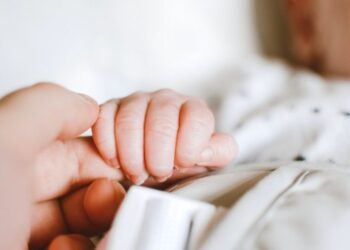 Erau nerăbdători să își vadă mama! Frați gemeni, născuți în ambulanță, în drum spre spital