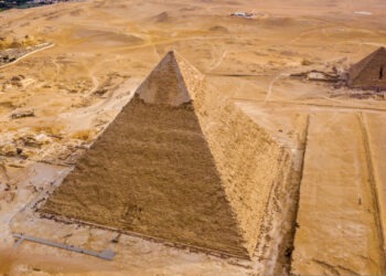 Momentul în care un parapantist descoperă un cățel în vârful uneia dintre cele mai mari piramide din Egipt. Imaginile au ajuns virale