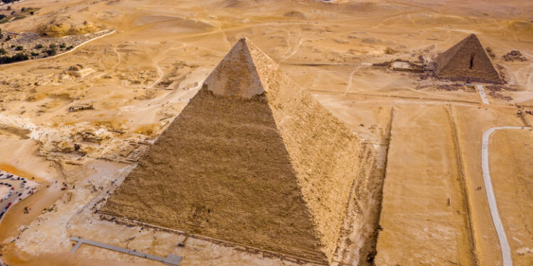 Momentul în care un parapantist descoperă un cățel în vârful uneia dintre cele mai mari piramide din Egipt. Imaginile au ajuns virale