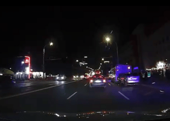 Un șofer, spitalizat, după ce s-a izbit cu Lexus-ul într-un troleibuz, la Buiucani