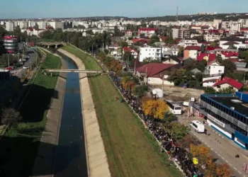 VIDEO Imagini din dronă. Coadă de peste 6 kilometri la moaştele Sfintei Cuvioasa Parascheva: Timpul de aşteptare a ajuns la 20 de ore