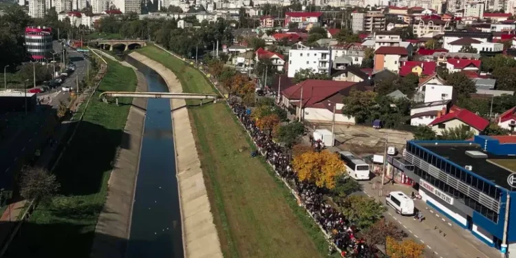 VIDEO Imagini din dronă. Coadă de peste 6 kilometri la moaştele Sfintei Cuvioasa Parascheva: Timpul de aşteptare a ajuns la 20 de ore