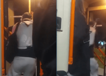 (video 18+) „Deschide sau o stric”: Caz bizar într-un troleibuz din capitală. Un tânăr era cât pe ce să rupă ușa transportului, după ce a încercat să iasă din el