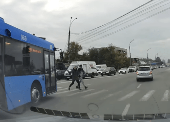 „Are grafic!” Momentul în care un autobuz trece milimetric pe lângă doi pietoni pe o zebră din capitală
