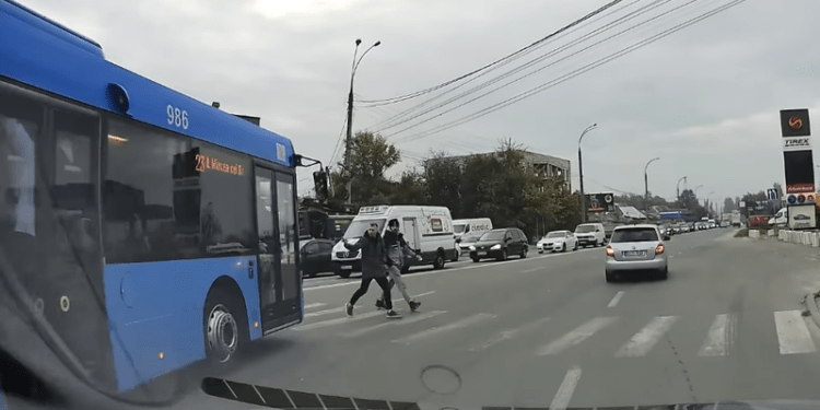 „Are grafic!” Momentul în care un autobuz trece milimetric pe lângă doi pietoni pe o zebră din capitală