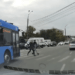 „Are grafic!” Momentul în care un autobuz trece milimetric pe lângă doi pietoni pe o zebră din capitală