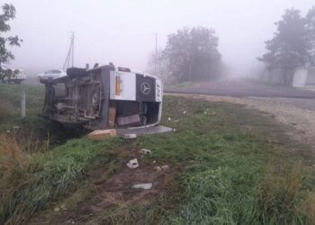 Raionul Cahul: Un microbuz de rută a derapat de pe șosea. Cinci persoane, transportate la spital