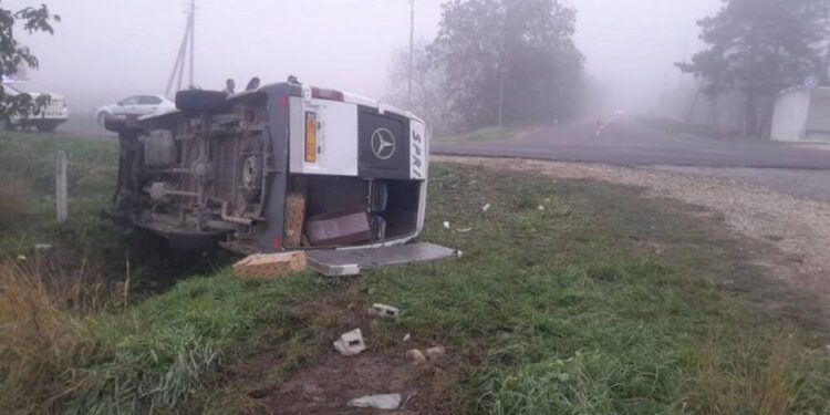 Raionul Cahul: Un microbuz de rută a derapat de pe șosea. Cinci persoane, transportate la spital