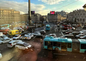 «Водителя приступ схватил»: очевидец рассказал о массовом ДТП с автобусом в Петербурге