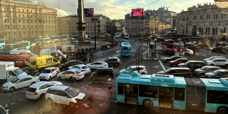 «Водителя приступ схватил»: очевидец рассказал о массовом ДТП с автобусом в Петербурге