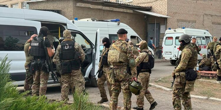 Evadare ca-n filme, printr-un tunel secret, dintr-o închisoare din Rusia: Forțele de ordine îi „vânează” pe fugari