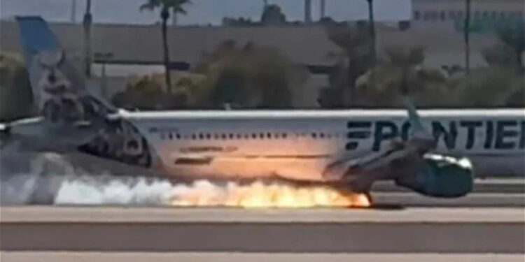 В аэропорту Лас-Вегаса при посадке загорелся пассажирский самолет