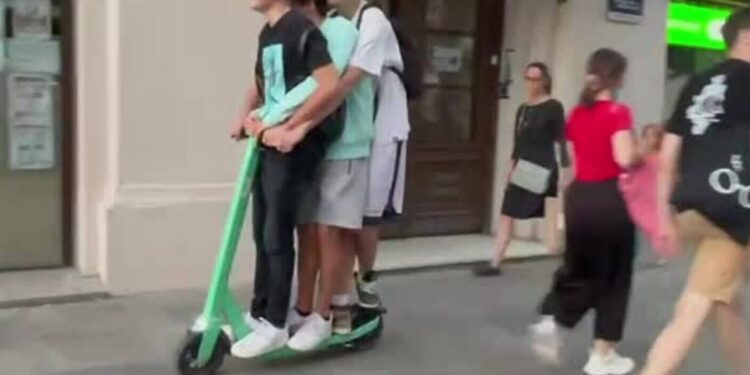 Un locuitor al Capitalei a achitat 6.150 de lei pentru o plimbare cu trotineta. Ce spune poliția