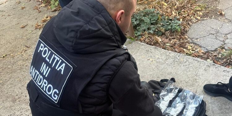 Circa 20 de kg de droguri, cu valoarea estimativă de 15 milioane de lei, scoase din circuit de polițiști. Doi suspecți reținuți