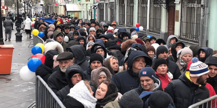 Cozi la cele două secții de votare din Federația Rusă: Moldoveni stabiliți acolo au plecat în alte țări pentru a reuși să voteze