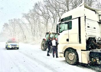 Atenție la drum! Iarna a afectat circulația în nordul țării: Camioane staționate din cauza ninsorii și ghețușului