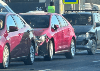 Accident grav în centrul Chișinăului: O șoferiță rănită după ce a intrat cu Toyota într-un Mitsubishi