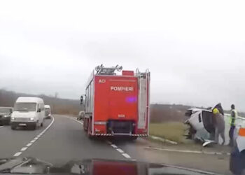 Incident rutier lângă Ghindești: Microbuz răsturnat într-un canal de apă pluvială
