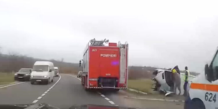 Incident rutier lângă Ghindești: Microbuz răsturnat într-un canal de apă pluvială