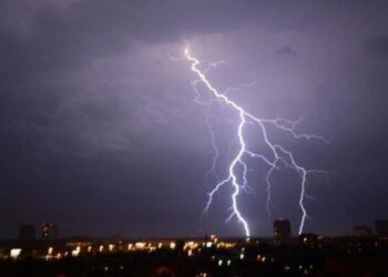 Молния убила футболиста на матче в Перу, трагедия попала на видео