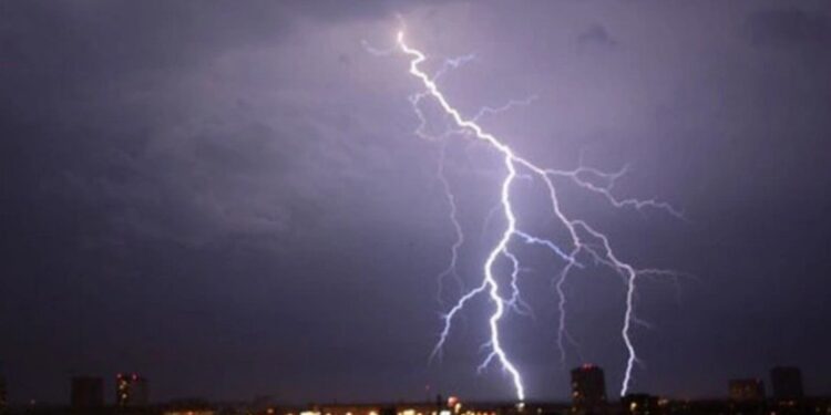 Молния убила футболиста на матче в Перу, трагедия попала на видео