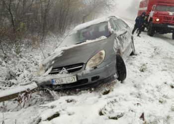 Авария в Унгенском районе: Автомобиль с двумя несовершеннолетними пассажирами съехал с дороги