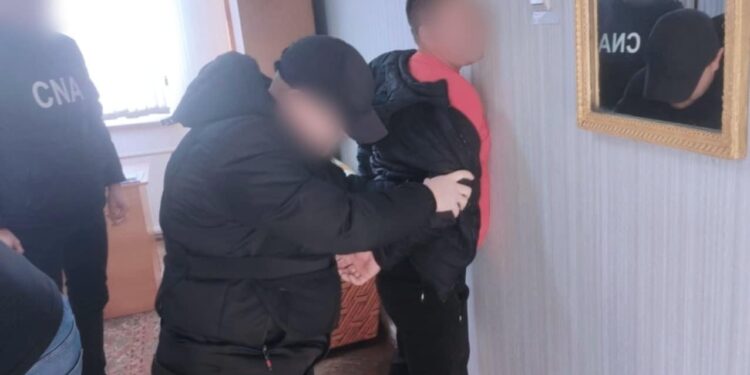 Мужчина с севера страны задержан по нескольким эпизодам торговли влиянием при выдаче водительских удостоверений