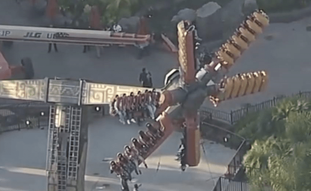 В США более 20 человек застряли на неисправном аттракционе