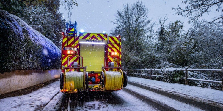 Во Франции из-за снегопадов обесточены 200 00 потребителей, проблемы на трассах и железной дороге