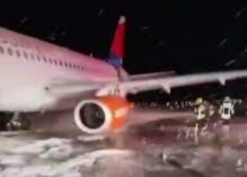 В аэропорту Антальи при посадке загорелся прилетевший из Сочи Sukhoi Superjet. В Росавиации сообщили, что никто не погиб