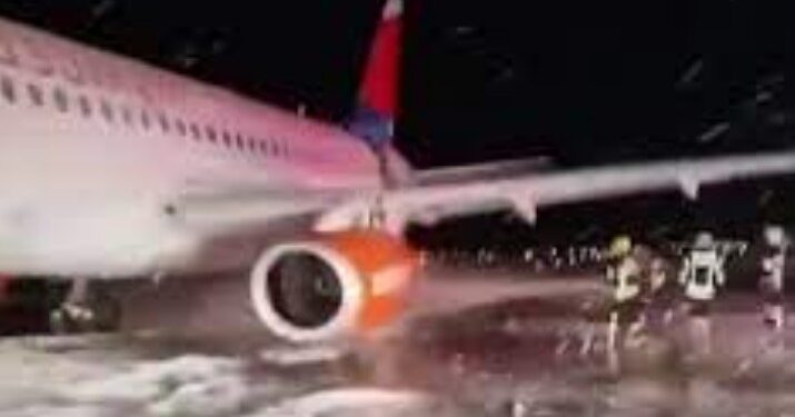 В аэропорту Антальи при посадке загорелся прилетевший из Сочи Sukhoi Superjet. В Росавиации сообщили, что никто не погиб