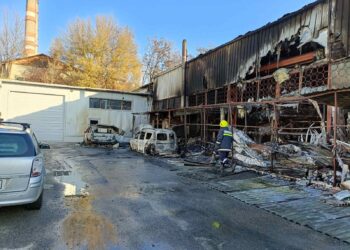 Серьезный пожар на столичном складе: огнеборцы спасли 150 м² сырья для изготовления роллет