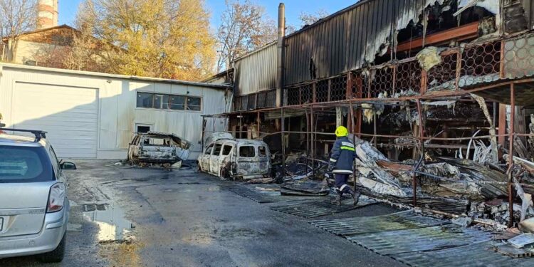 Серьезный пожар на столичном складе: огнеборцы спасли 150 м² сырья для изготовления роллет