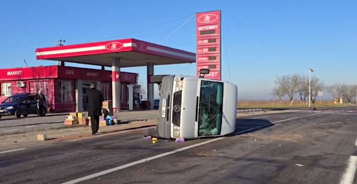 В Рышканском районе произошло ДТП: перевернулся микроавтобус