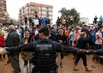 Наводнение в Испании: короля и королеву забросали грязью и камнями