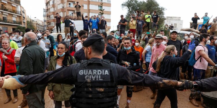 Наводнение в Испании: короля и королеву забросали грязью и камнями