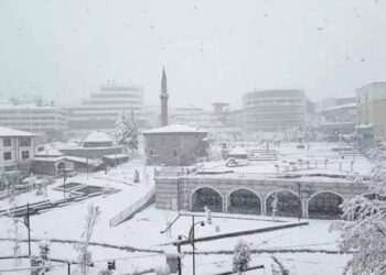 В результате сильных снегопадов в Турции закрывают школы, есть погибший и пострадавшие