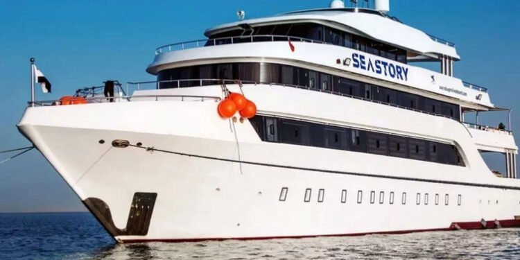 В Красном море затонула яхта, на борту которой были десятки человек