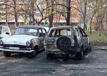 Момент, когда в столице мужчина обливает машину горючей смесью и поджигает попал на видео