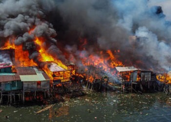 Около 2000 семей остались без жилья из-за пожара в трущобах Манилы