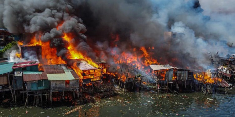 Около 2000 семей остались без жилья из-за пожара в трущобах Манилы