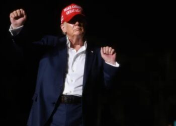 Трамп, согласно прогнозам, побеждает на президентских выборах в США