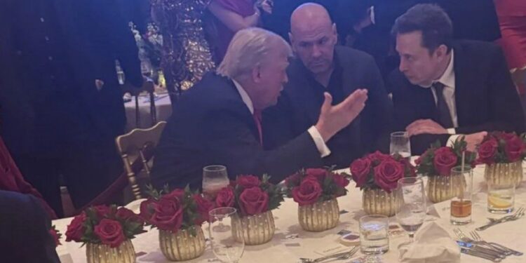 Маск, семья и богатые доноры: Трамп устроил вечеринку в честь выборов