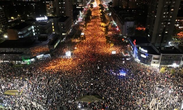 В Сербии тысячи людей вышли на протесты из-за трагедии в Нови-Саде